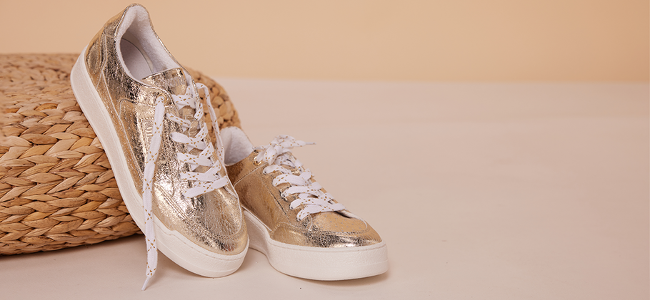 Welke sneakers draag je onder een jurk?